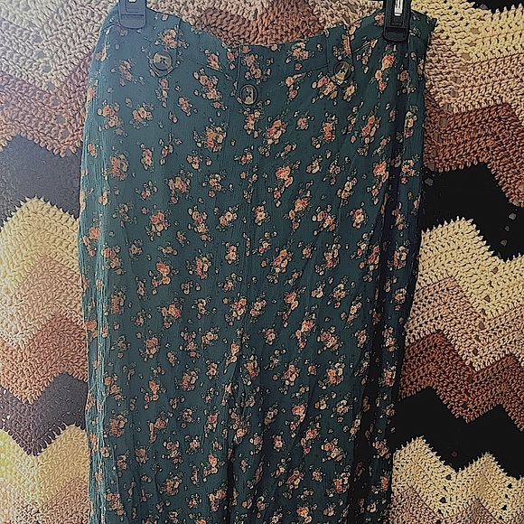 NWOT American Eagle Green Floral Wide Legged Pants: Size 12 - Picture 1 of 2
